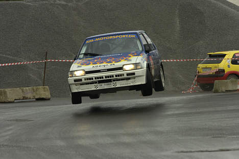 Ved Tvilum-Scanbirk har du selv muligheden for at opleve at være codriver i en rallybil. Om det kommer til at blive lige så dramatisk, som Martin Kaas Jensen, Gjern, her demonstrerer, skal være usagt, men den østjyske kører er med i feltet.